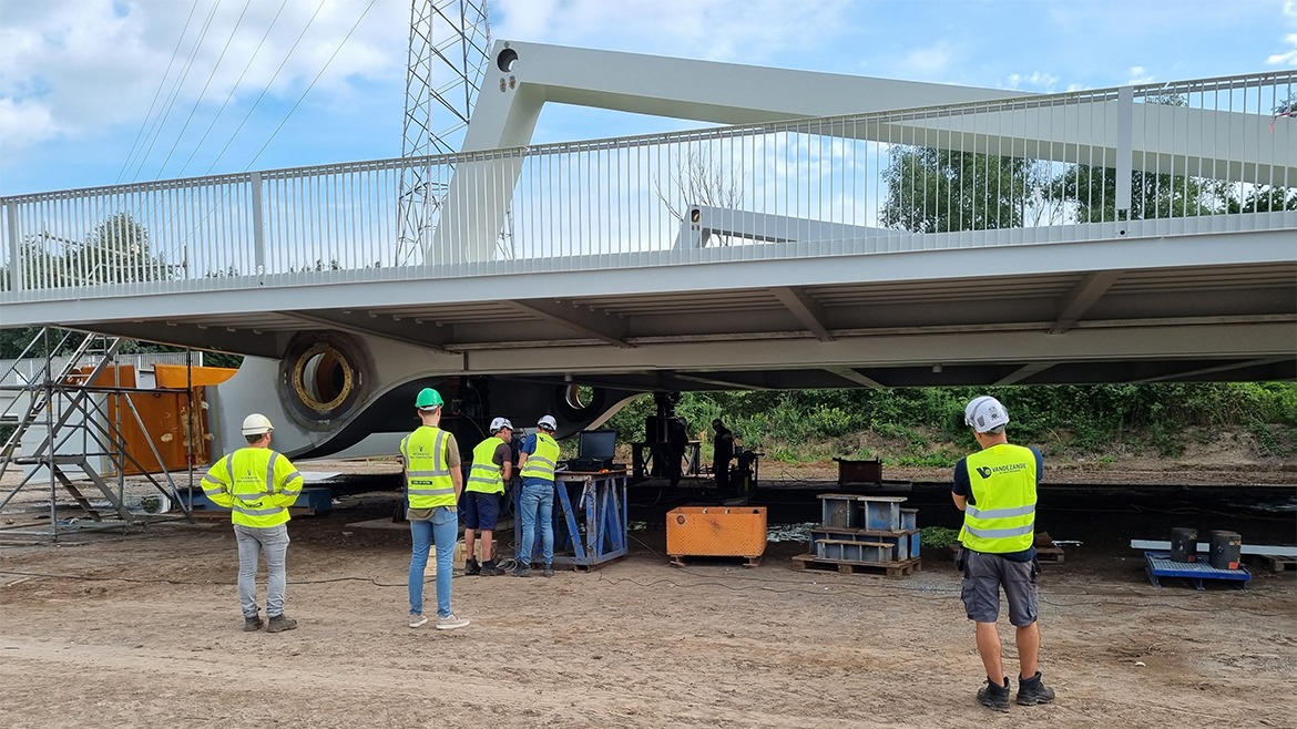 Monitoring and weighing system on bascule bridge