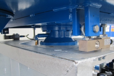 Detalle de célula de carga FTK aplicada con pasador y horquilla