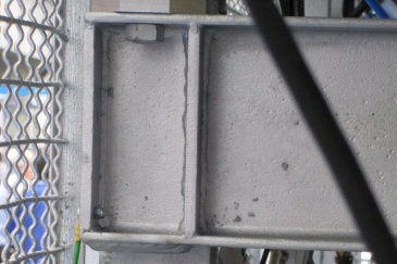 Détail de capteur de pesage à compression modèle CBL sur la courroie de pesée d'agrégats