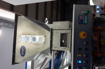 W200 weight indicator: use on automatic bagging machine