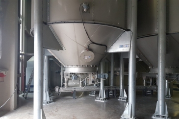 Pesage de silos avec capteurs de pesage à compression et accessoires de montage avec tendeur et dispositifs de retenue anti-renversement