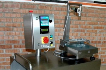 Filling machine with load dosing and weighing platform, made with W200 weight indicator