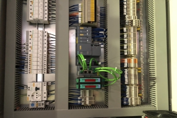 Montaje de transmisores de peso en barra Omega/DIN en la parte trasera del panel
