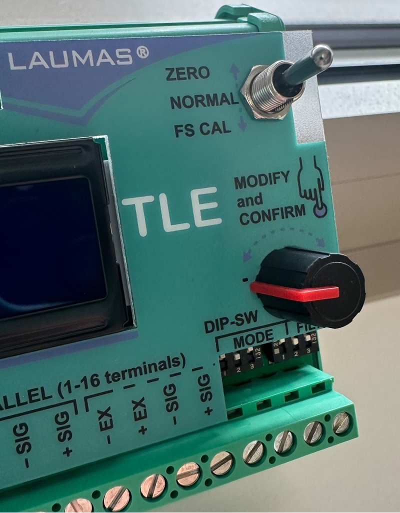 L’encoder a manopola e il selettore a 3 posizioni per la configurazione e la calibrazione del trasmettitore di peso TLE LAUMAS.