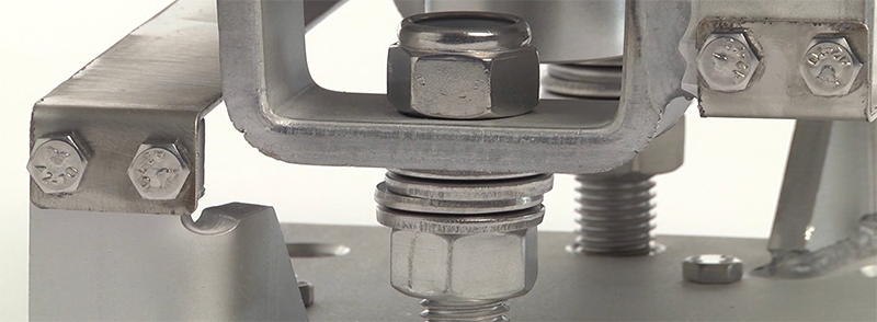 Detail of the anti-tilt constraint on a V10000 mounting kit, with threaded rod and self-locking nut
