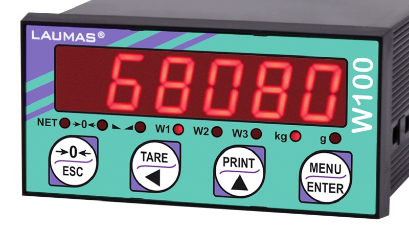 Interface do indicador de peso LAUMAS W100: display semialfanumérico de 6 dígitos, 8 LEDs de sinalização e teclado de 4 teclas para o gerenciamento das funções.