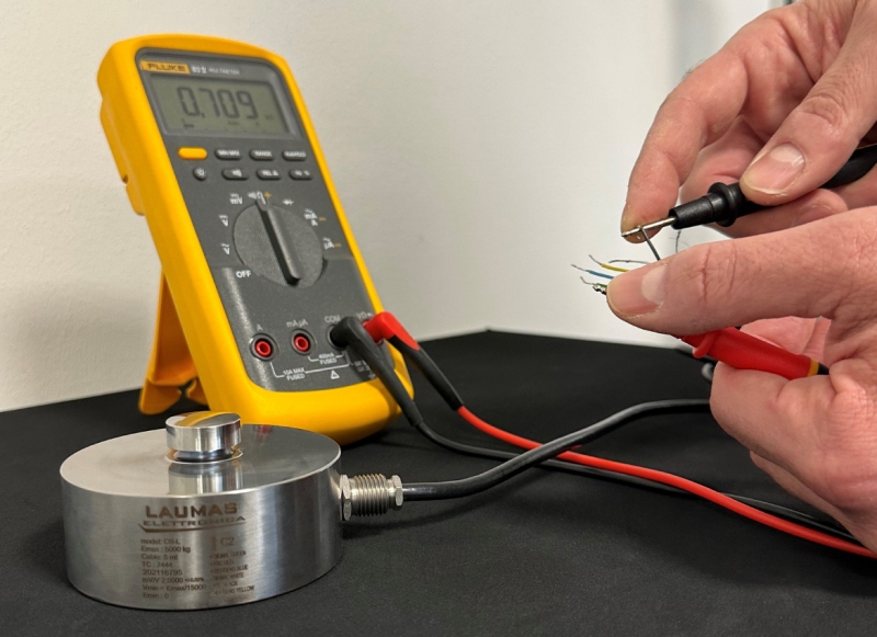 Teste com multímetro digital para medir a resistência de uma célula de carga.