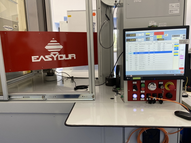 Load cell calibration test: the electromechanical machine applies a force corresponding to its maximum capacity to the load cell.