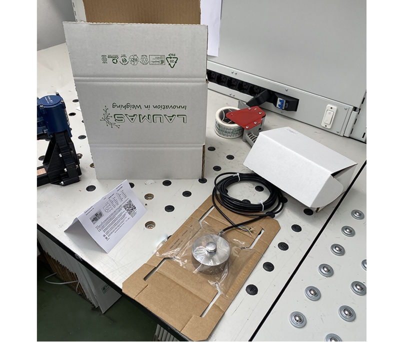 Packing a LAUMAS load cell, with a protection system locking the load cell.