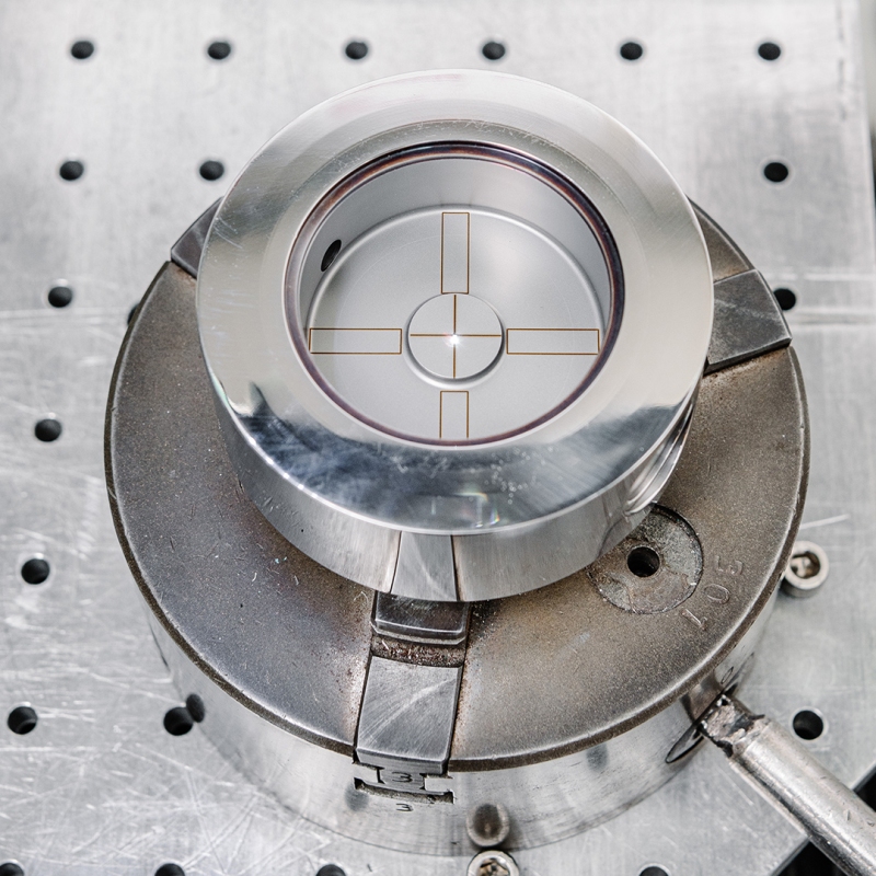 All'interno della cava della cella di carico sono visibili gli assi, tracciati con un marcatore al laser, che indicheranno all'operatore dove posizionare con precisione gli estensimetri.