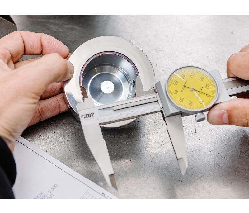 Mechanische Überprüfung einer Wägezelle mit einem zertifizierten Messgerät.