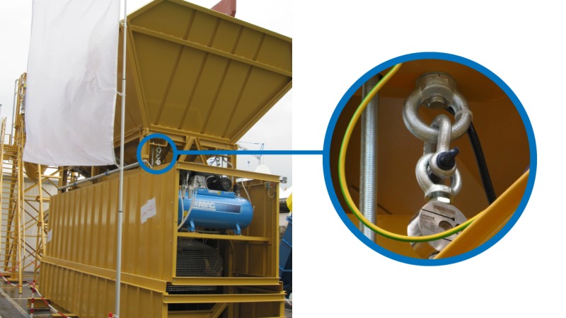 Centrale à béton : pesage des granulats sur une bande suspendue sur des capteurs à traction.