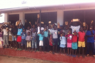 Les enfants avec des produits cuits par eux