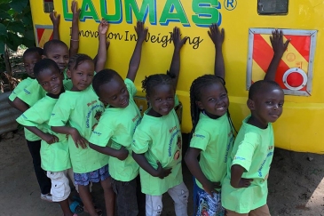 Les enfants avec leur nouveau minibus